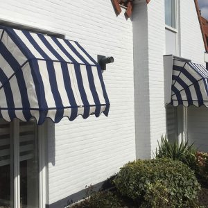 Markiesdoek met volant markies markiezen zonwering zonwerend zonnescherm design ontwerp strepen blauw montage monteren kopen op maat online bestellen zelf doen doe het zelf