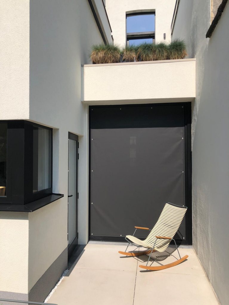 Soltis doek met zuignappen. Zonweringdoek zonder te boren. Zonwering voor aluminium en kunststof kozijnen. Monteren Montage Zonwering Zonwerend Screen Intershades Portfolio doe het zelf zelf doen monteren montage makkelijk zuignap zuignappen zonwerend zomer raamdoek tegen de zon zonwering binnenkant raam