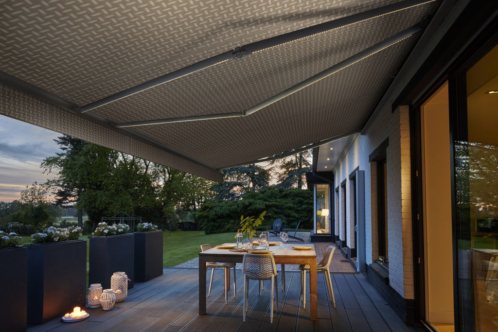 Zonnescherm Zonwering Zonweringdoek Zonneschermdoek Acryldoek systeem Intershades zonwerend montage monteren