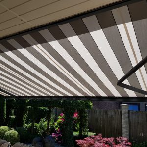 zonnescherm knikarmscherm uitvalscherm markiesdoek acryldoek los zonwering doek op maat ter vervanging vervangen montage monteren service doe het zelf zelf doen klussen design inrichting buiten inrichting buitenzonwering