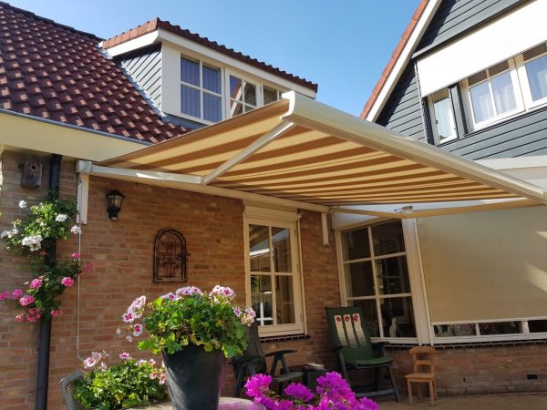 Zonnescherm acryldoek knikarmscherm uitvalscherm los zonweringdoek vervangen montage monteren intershades portfolio knikarmscherm zonnewering zonwering zonwerend doek buitenzonwering zonwering voor afwijkende ramen