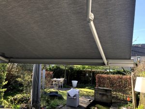 knikarmscherm zonnescherm uitvalscherm doek vervangen acryldoek bestellen zonwering op maat zonwerend zonnescherm montage monteren doe het zelf zelf doen service intershades