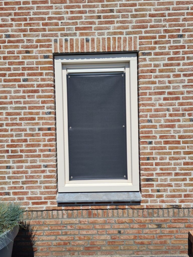 montage monteren zuignappen zonwering zonwerend zonnescherm montage zuignap plakken opplakken zelf doen doe het zelf op maat monteren intershades portfolio huurhuis huren tijdelijk zomer zonder boren niet boren