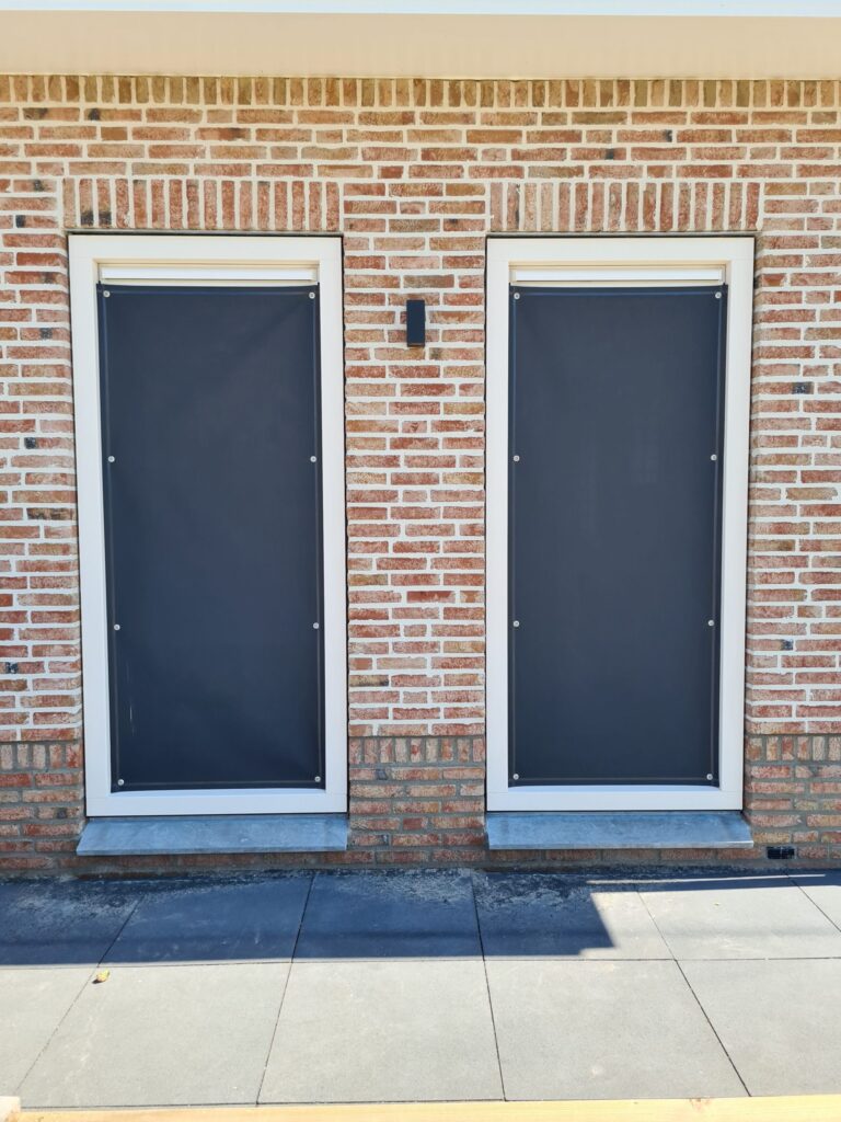 montage monteren zuignappen zonwering zonwerend zonnescherm montage zuignap plakken opplakken zelf doen doe het zelf op maat monteren intershades portfolio huurhuis huren tijdelijk zomer zonder boren niet boren
