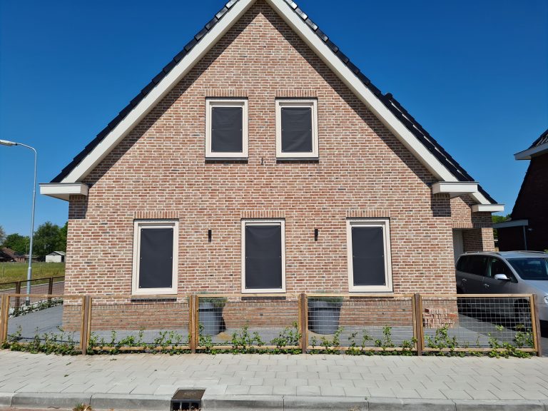 montage monteren zuignappen zonwering zonwerend zonnescherm montage zuignap plakken opplakken zelf doen doe het zelf op maat monteren intershades portfolio huurhuis huren tijdelijk zomer zonder boren niet boren