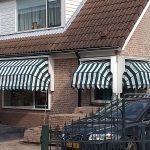 zonwering zonwerend nieuw scherm zonnescherm vervangen nieuw monteren montage modern intershades portfolio zelf doen doe het zelf op maat online bestellen kopen makkelijk met strepen patroon markiezen markies volant versiering markiesdoek