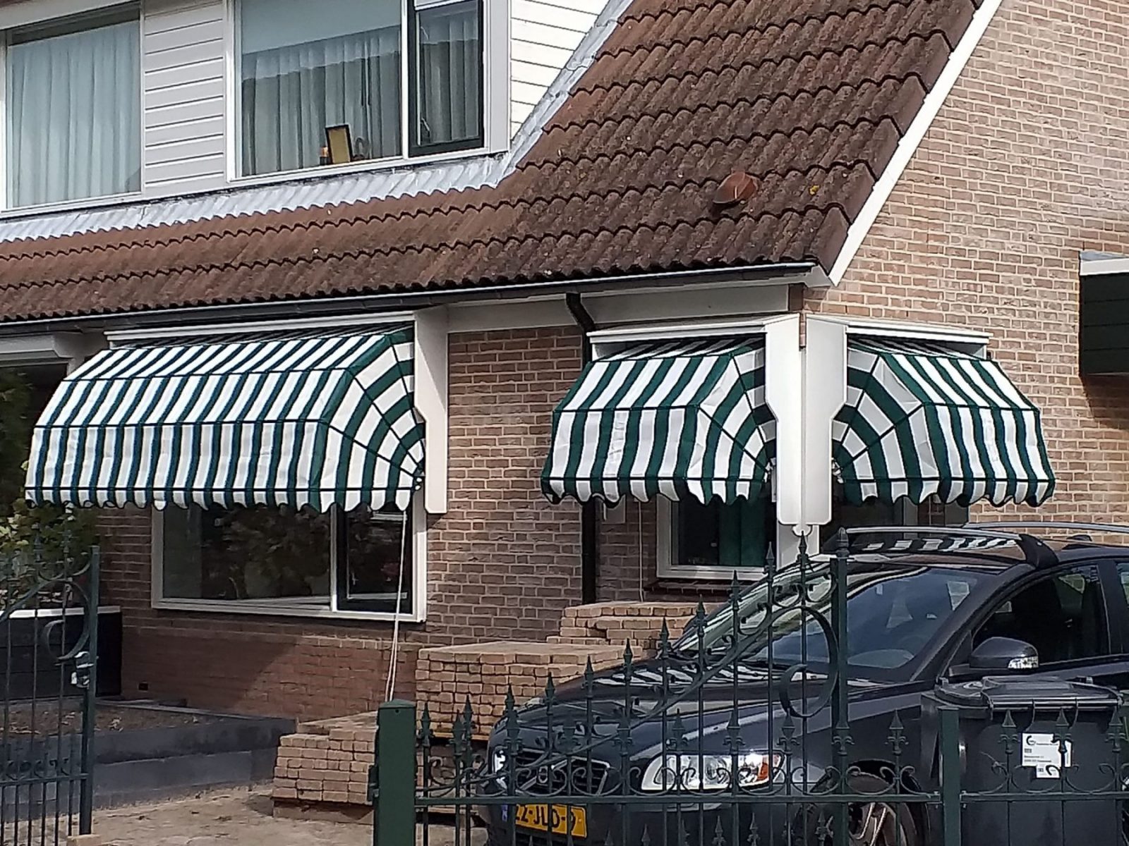 zonwering zonwerend nieuw scherm zonnescherm vervangen nieuw monteren montage modern intershades portfolio zelf doen doe het zelf op maat online bestellen kopen makkelijk met strepen patroon markiezen markies volant versiering markiesdoek