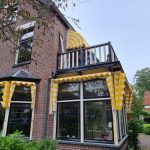 zonwering zonwerend nieuw scherm zonnescherm vervangen nieuw monteren montage modern intershades portfolio zelf doen doe het zelf op maat online bestellen kopen makkelijk met strepen patroon markiezen markies volant versiering markiesdoek geel zomer