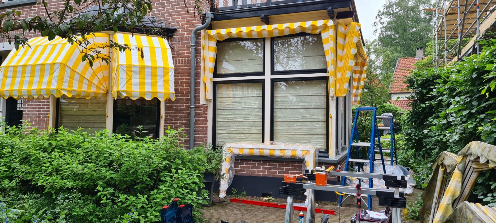 zonwering zonwerend nieuw scherm zonnescherm vervangen nieuw monteren montage modern intershades portfolio zelf doen doe het zelf op maat online bestellen kopen makkelijk met strepen patroon markiezen markies volant versiering markiesdoek geel zomer