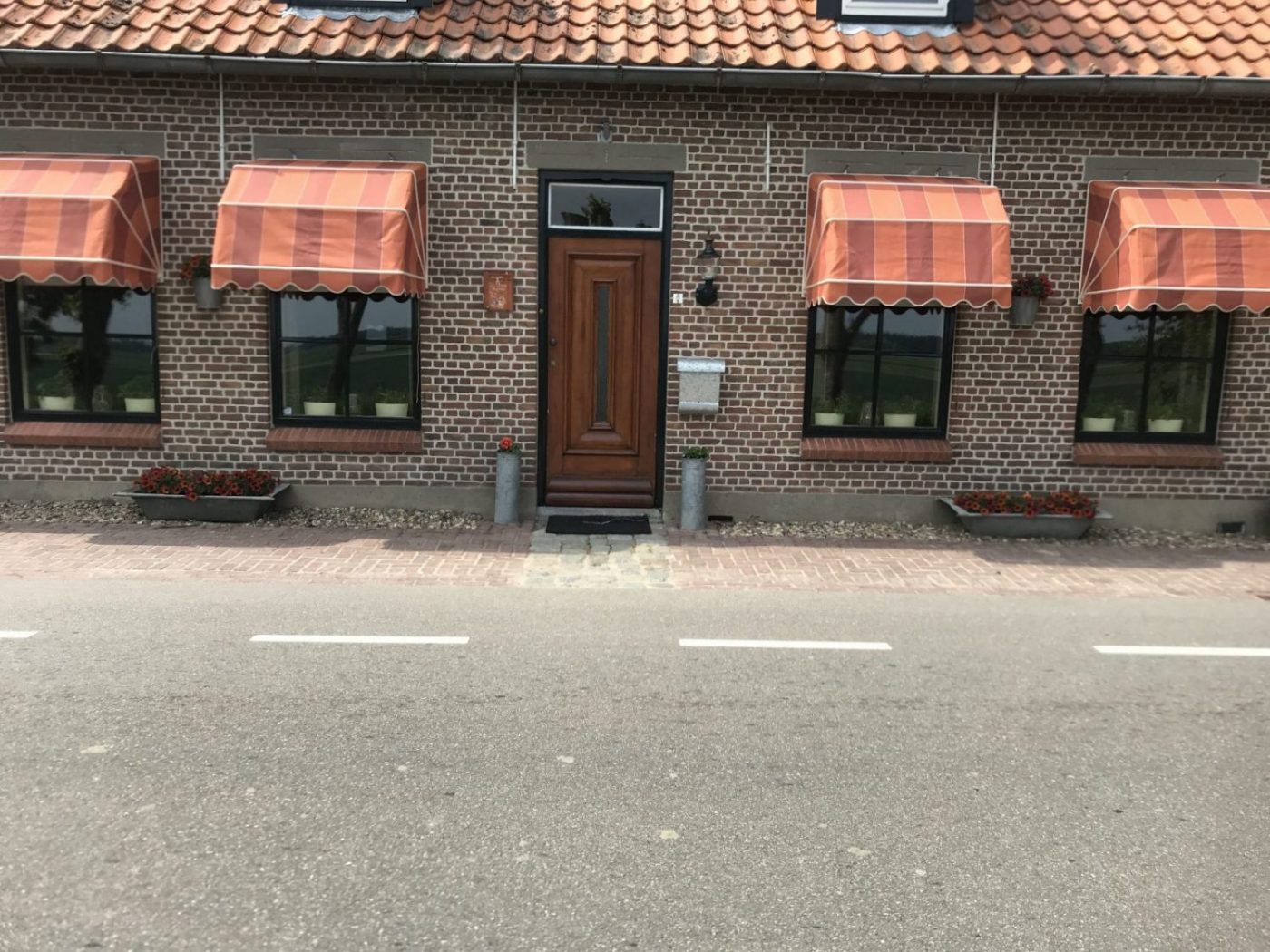 zonwering zonwerend nieuw scherm zonnescherm vervangen nieuw monteren montage modern intershades portfolio zelf doen doe het zelf op maat online bestellen kopen makkelijk met strepen patroon markiezen markies volant versiering markiesdoek