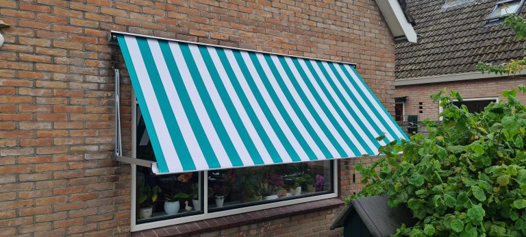 zonwering zonwerend nieuw scherm zonnescherm vervangen nieuw monteren montage modern intershades portfolio zelf doen doe het zelf op maat online bestellen kopen makkelijk met strepen patroon groen