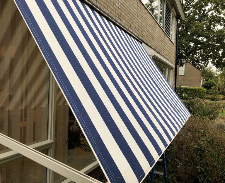zonwering zonwerend nieuw scherm zonnescherm vervangen nieuw monteren montage modern intershades portfolio zelf doen doe het zelf op maat online bestellen kopen makkelijk met strepen patroon