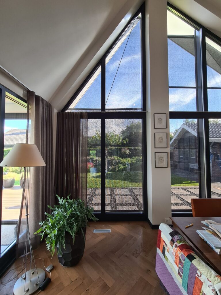 Bijzondere zonwering, screens met schuine zijde, Intershades, Guillaume Janssen, afwijkend raam, raam met schuine zijde, speciale zonwering