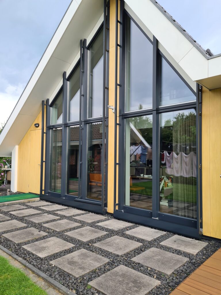 Bijzondere zonwering, screens met schuine zijde, Intershades, Guillaume Janssen, afwijkend raam, raam met schuine zijde, speciale zonwering